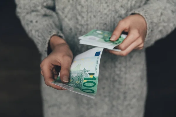 Германия объявила о завершении своей программы, которая предоставляла украинским беженцам возможность обменивать украинские гривневые банкноты на евро по фиксированному курсу.