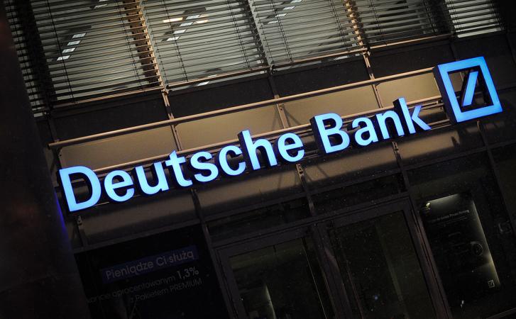 Німецька прокуратура провела обшук у штаб-квартирі Deutsche Bank AG, а також у будинку колишнього суддіректора банку Юргена Фітшена в рамках великого розслідування спірних угод під назвою cum-ex, до яких були залучені деякі з найвпливовіших фінансових компаній світу.