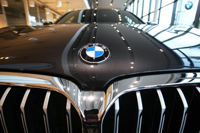 Немецкий автопроизводитель Bayerische Motoren Werke AG (BMW) сообщил о планах инвестировать около $1,7 млрд в производство электромобилей на территории Соединенных Штатов. ►Подписывайтесь на страницу «Минфина» в фейсбуке: главные финансовые новостиИнвестиции в электромобилиИз указанной суммы $1 млрд будет направлен на перепрофилирование действующего завода в городе Спартанбург в штате Южная Каролина на выпуск машин с электродвигателями, говорится в сообщении BMW.