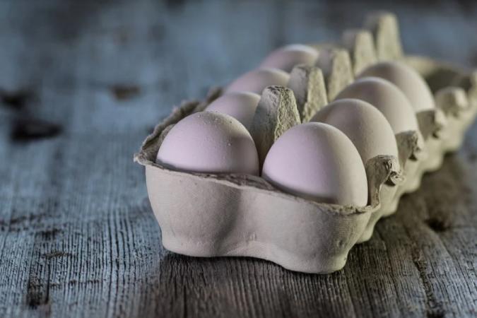Антимонопольний комітет вирішив перевірити, чому курячі яйця в Україні протягом вересня і жовтня сильно подорожчали.