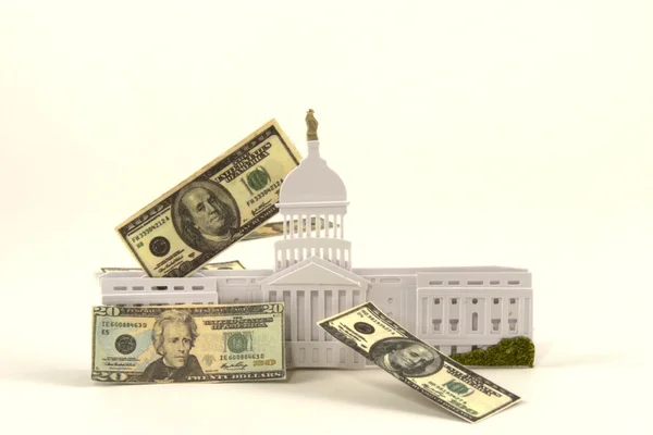 Дефицит бюджета США на 2022 финансовый год сократился вдвое по сравнению с годом ранее до $41,375 трлн из-за уменьшения расходов на помощь covid-19 и рекордных доходов.