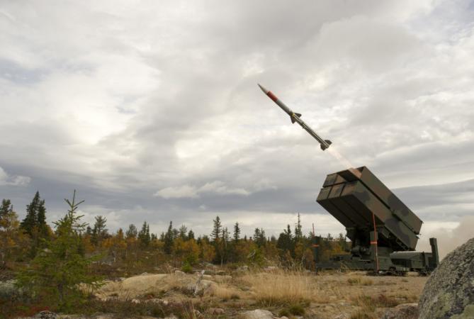 США передали Украине первые два зенитных ракетных комплекса NASAMS — систему противовоздушной обороны средней дальности.