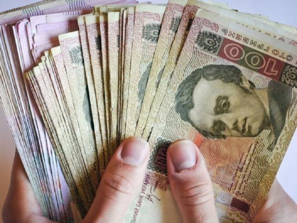 За результатами 2022 року реальні зарплати українців скоротяться на чверть.