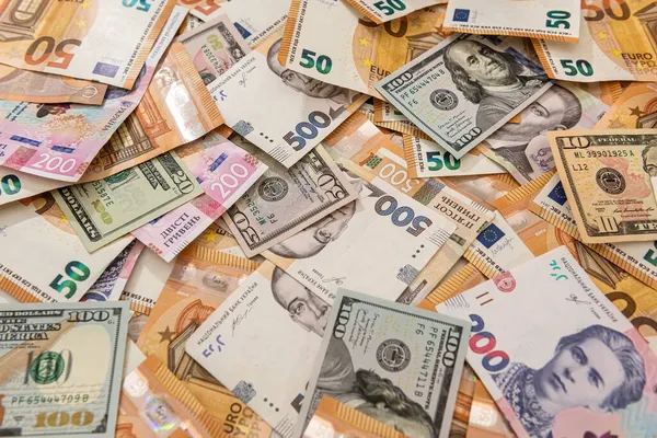 1 листопада курс гривні до євро виріс на 17 копійок.