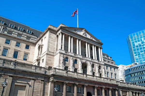 Банк Англии повысил базовую процентную ставку с 2,25% до 3%.