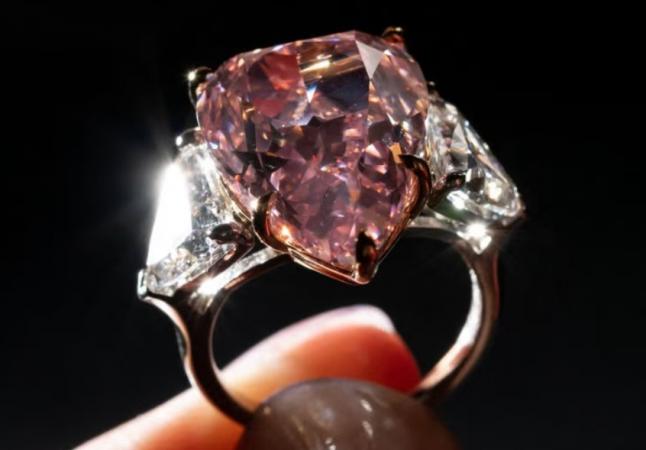 Частный покупатель из Азии купил розовый бриллиант Fortune за $28,5 млн на аукционе ювелирных изделий Christie's в Женеве.