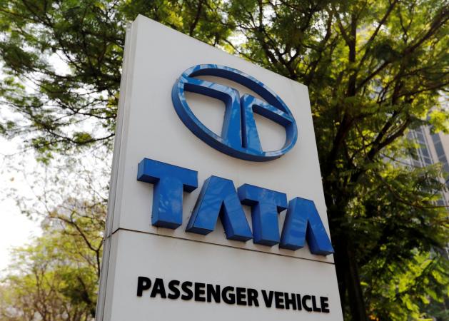 Автомобільний концерн Tata Motors, якому належать бренди Jaguar та Land Rover, заявив, що планує провести делістинг своїх американських депозитарних акцій (ADS) із січня 2023 року, пише Reuters.►Підписуйтесь на сторінку «Мінфіну» у фейсбуці: головні фінансові новиниКомпанія залишить Нью-Йоркську фондову біржу приблизно через 18 років після отримання лістингу на торговому майданчику.