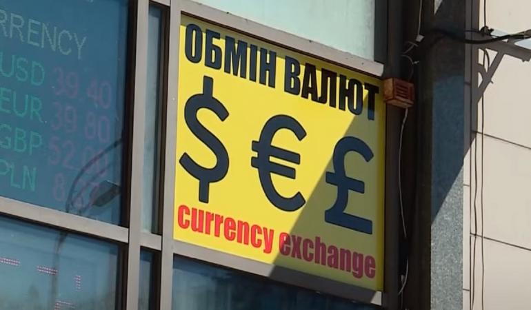 Цей тиждень на валютному ринку України пройде у два етапи.