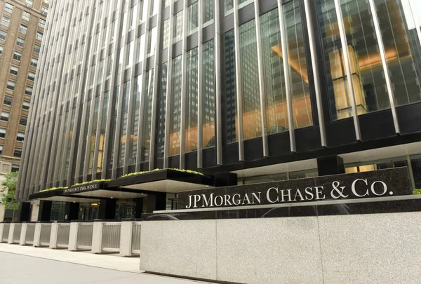 Банк JPMorgan Chase зарегистрировал торговую марку J.