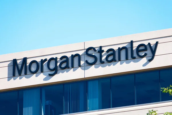 Главный инвестиционный директор Morgan Stanley Майк Уилсон призвал инвесторов готовиться к высокой волатильности, которая ждет рынки в 2023 году.