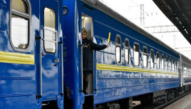 На утро четверга 95 поездов Укрзализныци продолжают движение, однако задержки более часа касаются почти всех рейсов, а некоторые поезда будут в пути на 10 часов дольше.