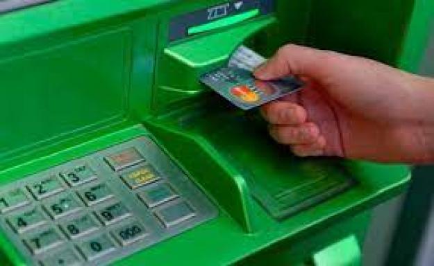 С 23 ноября Приватбанк установил единые лимиты обналичивания в сети банкоматов банка со своих карт и других украинских банков на уровне 20 тыс.