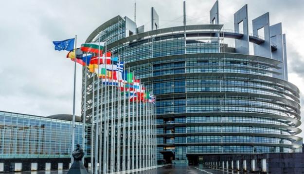 Европейский парламент поддержал предложение Еврокомиссии выделить Украине в 2023 году 18 млрд евро, проголосовав соответствующие поправки в регуляторные законодательные акты, которые позволят реализовать новую формулу «макрофин плюс».