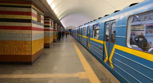 Киевский метрополитен сократит интервалы движения поездов вечером 24 ноября и утром 25 ноября.