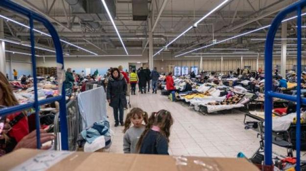 Премьер-министр Польши Матеуш Моравецкий объявил об изменении условий приема беженцев из Украины, согласно которым их проживание в коллективных учреждениях размещения с марта 2023 станет платным.