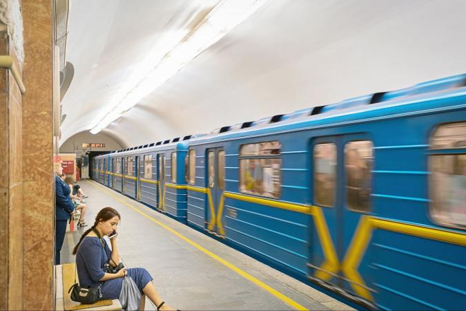 На 19-ти станциях киевского метрополитена обустроили точки с USB-зарядками, где можно зарядить смартфоны и другие гаджеты.