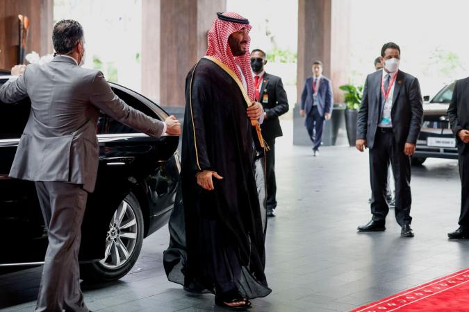 Наследный принц Саудовской Аравии Мухаммед бен Салман и американская частная инвесткомпания, управляемая бывшим главным исполнительным директором Barclays PLC, вошли в число инвесторов, готовящихся вложить не менее $1 млрд в новый инвестиционный банк Credit Suisse.