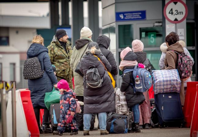 Почти половина беженцев из Украины (48%), работающих в Германии и Польше, намерены остаться в этой стране дольше, а именно, по меньшей мере, год после окончания войны.