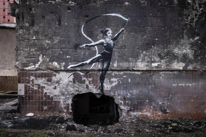 Британский уличный художник Banksy выставил на продажу 50 отпечатков своей картины, чтобы собрать деньги для помощи жителям Украины.