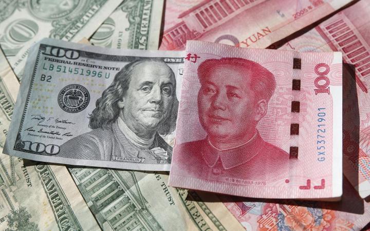 Си Цзиньпин на саммите Персидского залива заявил лидерам арабских государств, что Китай будет работать над покупкой нефти и газа в юанях для реализации цели — установление своей валюты на международном уровне и ослабление влияния доллара на мировую торговлю.