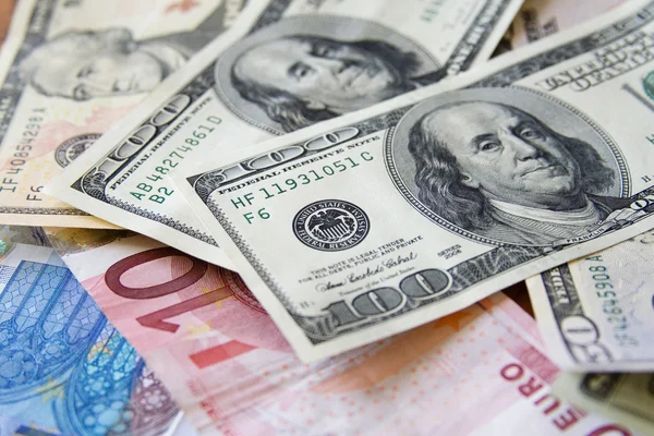 К закрытию межбанка курс доллара не изменился в покупке и продаже.