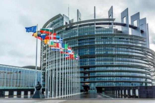 Депутаты Европарламента одобрили регламент, позволяющий перечислить пакет поддержки в размере 18 миллиардов евро Украине после того, как Венгрия наложила вето на первоначальное предложение.