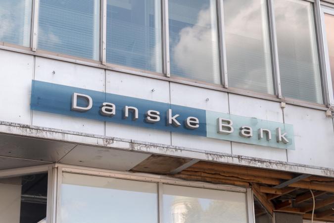 Датский Danske Bank признал себя виновным в мошенничестве и выплатит $2 млрд штрафа, чтобы положить конец длительному расследованию США по отмыванию денег — в том числе российских клиентов — через эстонское отделение банка.