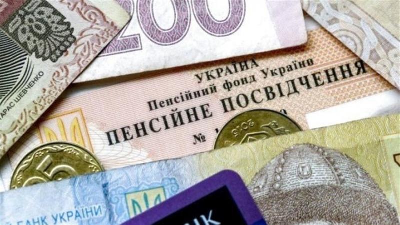 Украинцы могут получать пенсии на кассах супермаркетов, снимая наличными перечисленные им средства.