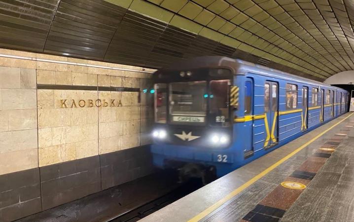 Киевский метрополитен возобновил работу после аварийного отключения электроэнергии, которое привело к очередным российским обстрелам.