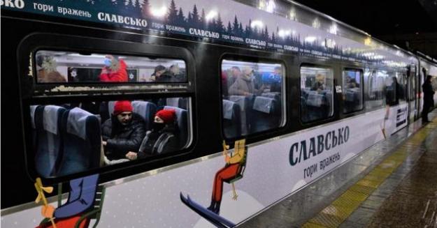 На период праздников Укрзализныця назначила поезд № 745/746 Киев — Славское («Лыжный экспресс»), который доставит пассажиров на горнолыжные курорты Карпат и вернется в Киев еще до начала комендантского часа.