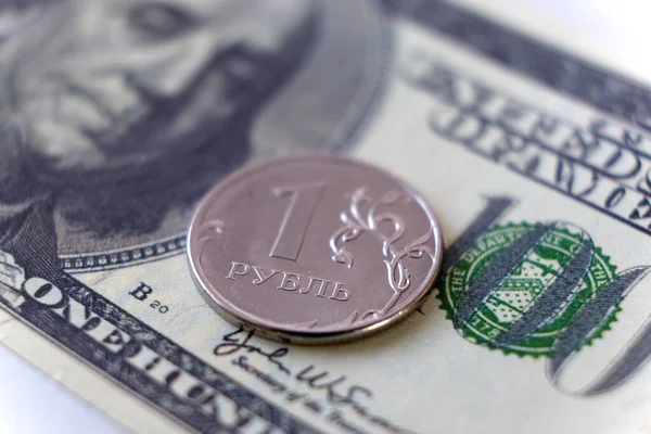 Российский рубль в понедельник упал до 68 рублей за 1$ до более чем семимесячного минимума из-за низких цен на нефть и опасений, что санкции в отношении российской нефти могут сократить экспортную выручку страны.