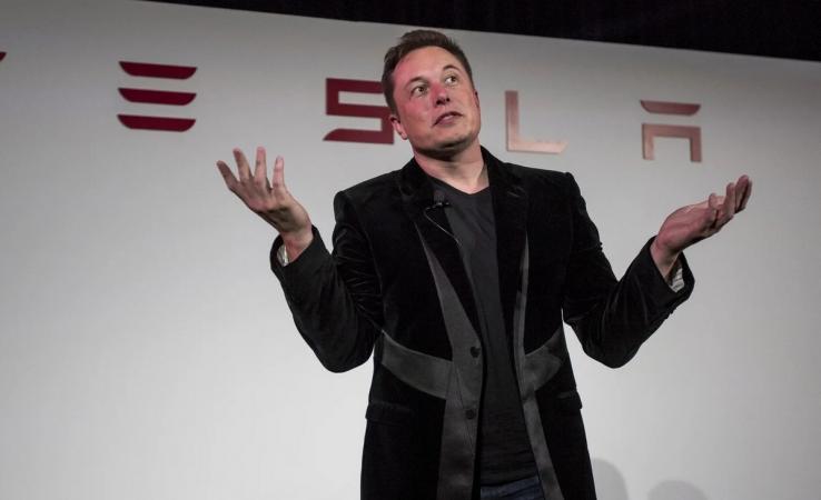 Производитель электромобилей Tesla сталкивается с острой конкуренцией, падением акций и производственными проблемами, а в это время руководитель компании всецело поглощен Twitter.
