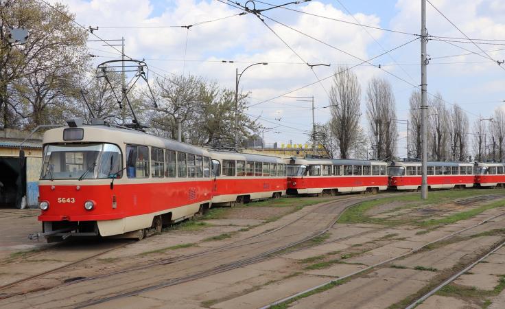 Из-за дефицита электроэнергии в Киеве прекращает курсировать наземный электротранспорт — трамваи и троллейбусы.