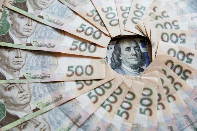 Под Новый год гривна снова «сдала позиции» по отношению к доллару.
