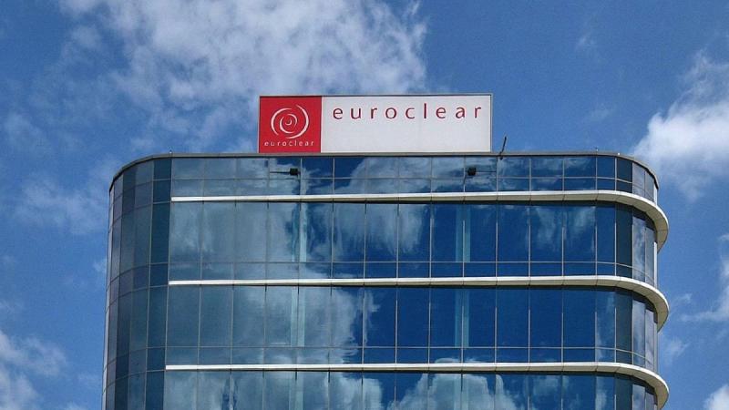 Европейский депозитарий Euroclear отказался принимать российский рубль в качестве расчетной валюты и заблокировал свой корреспондентский счет в «ИНГ банк Евразия» (российское подразделение ING Group).