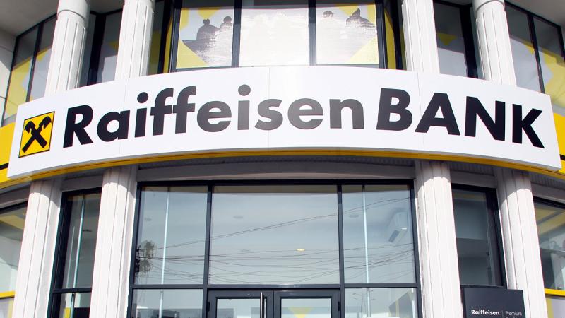 Акции Raiffeisen Bank International подверглись худшему ежедневному падению с начала войны в Украине в понедельник, 20 февраля, после новостей о том, что австрийский кредитор привлек внимание чиновников США, которые вводят санкции против компаний из-за их бизнеса в РФ.