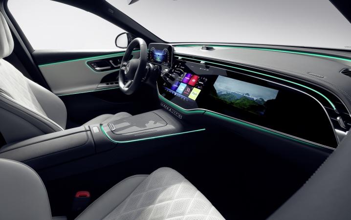 Mercedes-Benz об'єднався з Google у сфері навігації і тепер запропонує «суперкомп'ютерну продуктивність» у кожному автомобілі з автоматизованими датчиками водіння, намагаючись конкурувати з Tesla і китайським автовиробниками.
