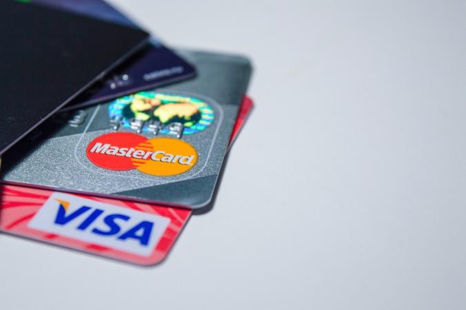 Американські платіжні гіганти Visa і Mastercard гальмують плани встановлення нових партнерських відносин з криптовалютними компаніями після того, як низка гучних крахів підірвала віру в галузь.