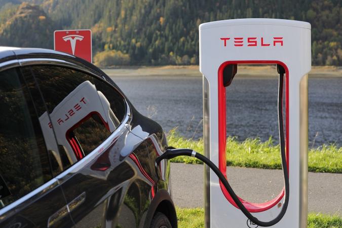 Генеральний директор Tesla Ілон Маск та інші керівники компанії під час чотиригодинного Дня інвесторів Tesla поділилися планами, а також розповіли про те, як компанія стане рушієм глобального переходу від викопного палива до відновлюваної енергії.