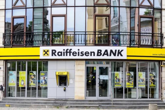 Российская «дочка» австрийского Raiffeisen Bank International с пятницы, 3 марта, приостановила открытие счетов новым юридическим лицам, а также дополнительных валютных счетов действующим корпоративным клиентам.