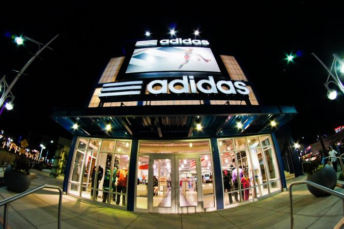 Adidas повідомила про великий збиток у четвертому кварталі та скоротила свої дивіденди після припинення партнерства з брендом Yeezy Каньє Веста в жовтні 2022 року.