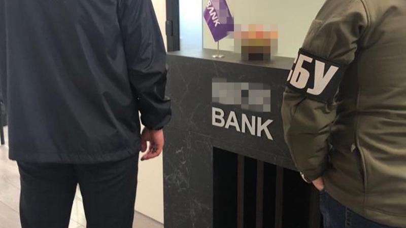 7 березня Нацбанк відкликав ліцензію у Айбокс Банку (iBox Bank) і того ж дня поставив його на ліквідацію без можливості знайти нових інвесторів та відновлення.
