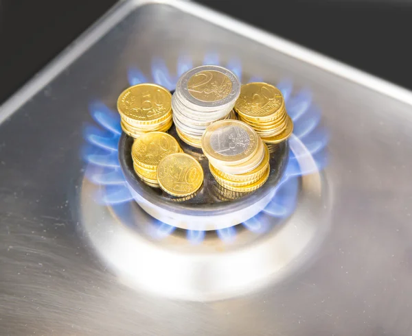 Цены на газ в Европе на торгах в четверг впервые с 27 июля 2021 года опустились ниже $450 за тысячу кубометров.