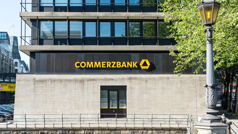 Немецкий Commerzbank прекратил обслуживать платежи в Россию, кроме таковых в российскую дочернюю структуру финансовой группы, кредитную организацию «Коммерцбанк (Евразия)», следует из материалов польского Bank Handlowy w Warszawie (BHW), который принадлежит Citigroup.► Читайте «Минфин» в Instagram: главные новости об инвестициях и финансахЧто известноБанк, который начал работать на российском рынке одним из первых, открыв филиал еще в 1993 году, больше не осуществляет транзакции в адрес российских банков.