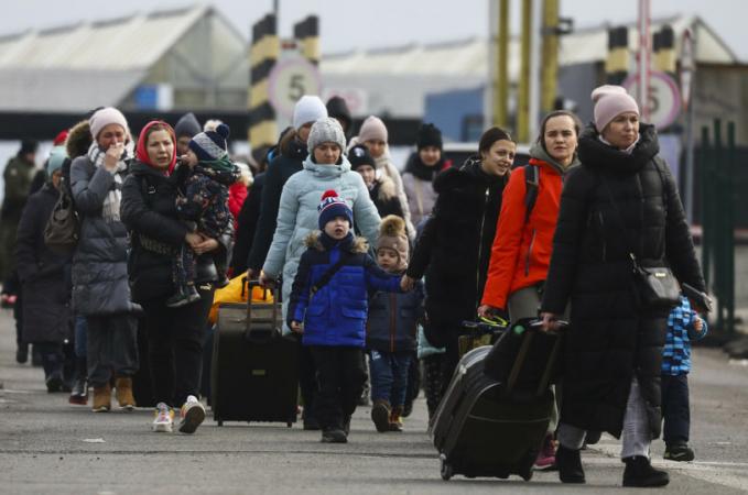 Потік українських біженців в Європу продовжує спадати.