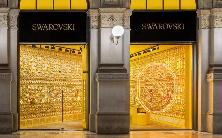 Австрийская компания Swarovski, специализирующаяся на производстве украшений из стекла и известная как производитель стразов, планирует полностью прекратить свою деятельность в России.