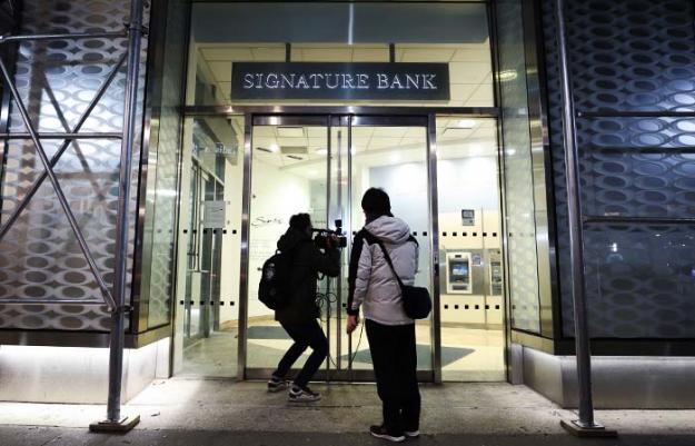 Американские регуляторы закрыли нью-йоркский Signature Bank вслед за более крупным конкурентом Silicon Valley Bank (SVB).