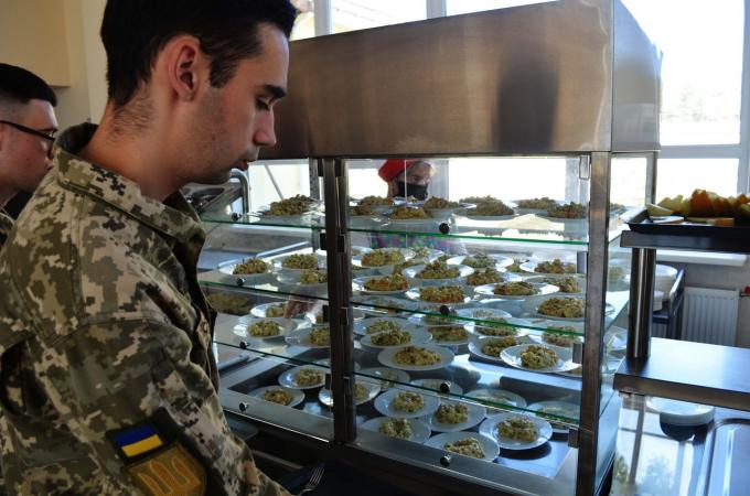 Постачальники харчування для військовослужбовців купують продукти за цінами подекуди вдвічі-втричі нижчими, ніж вказані у контрактах із Міністерством оборони України.