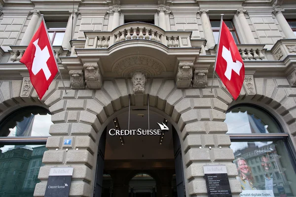 Найбільший швейцарський банк UBS веде переговори про повну або часткову купівлю Credit Suisse, але розраховує на підтримку держави через потенційні ризики, повідомив Bloomberg з посиланням на джерела.
