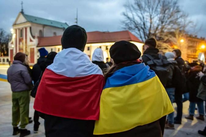 Майже половина українських біженців (45%) планують залишитися в Польщі на довший період — принаймні на рік або кілька років після закінчення війни.